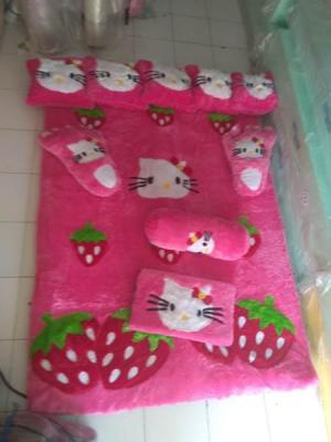 Karpet rasfur karakter hello kitty strauberry